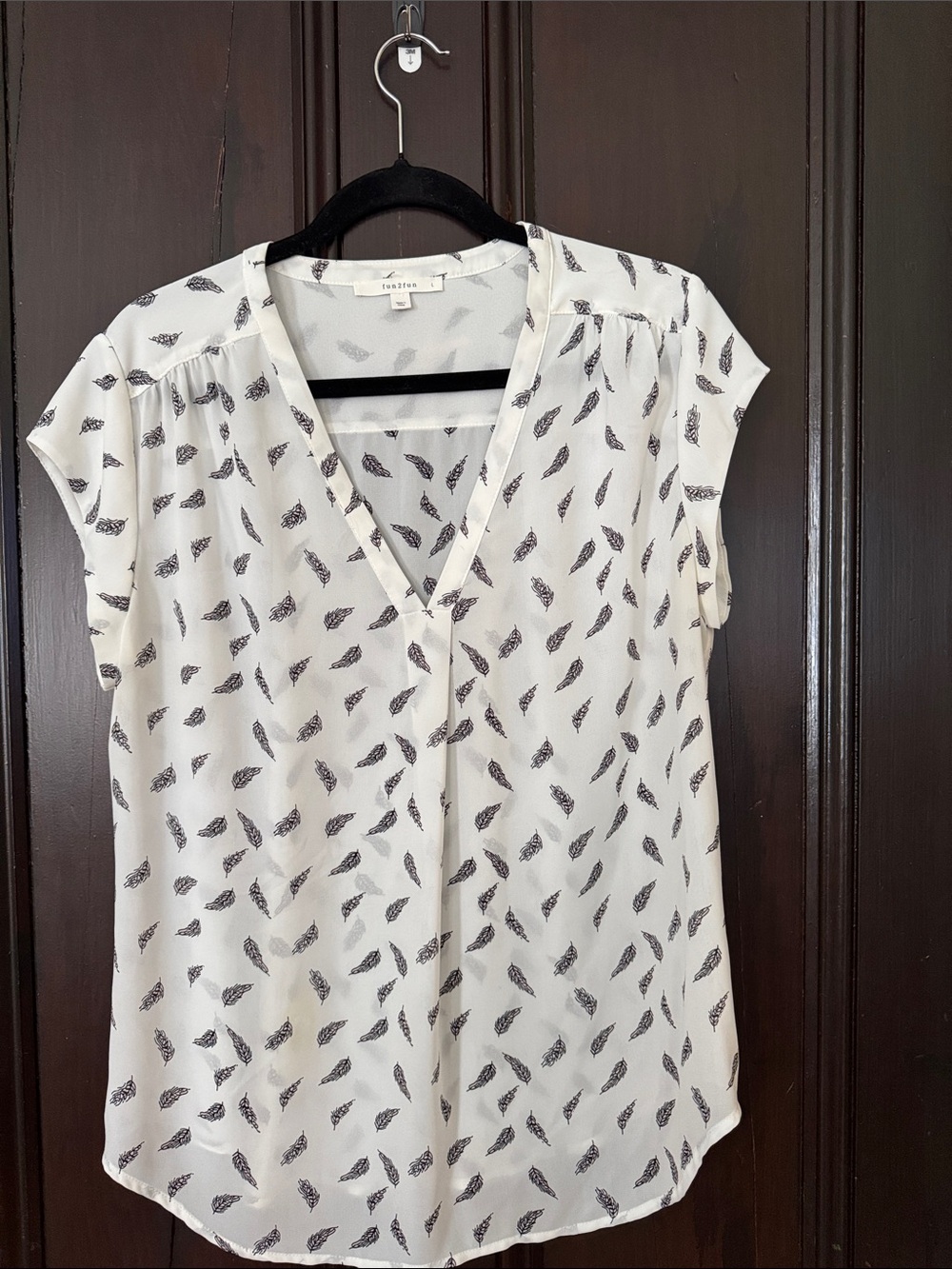 fun2fun White V-Neck Feather Print Cap Sleeve Blouse